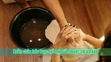 Ngâm chân thảo dược kết hợp bấm huyệt: Lợi ích kép