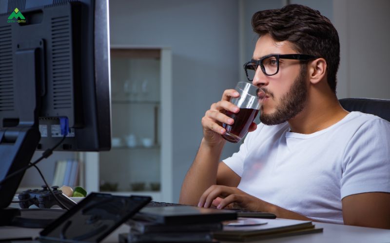 Thức khuya, bỏ bữa,... là những thói quen làm rối loạn đồng hồ sinh học và gây mệt mỏi