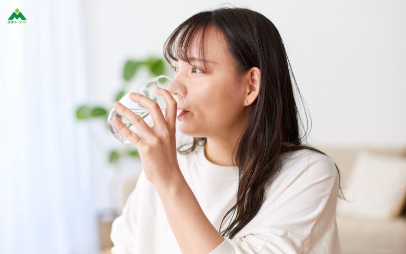 Uống nước đầy đủ mỗi ngày