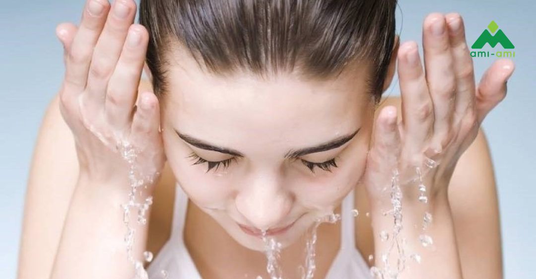 Tắm đúng cách: Trình tự, nhiệt độ và bảo vệ da 3 Rửa mặt đúng cách khi tắm