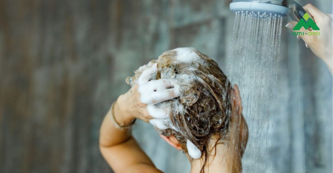 Tắm đúng cách: Trình tự, nhiệt độ và bảo vệ da 5 Gội đầu đúng cách